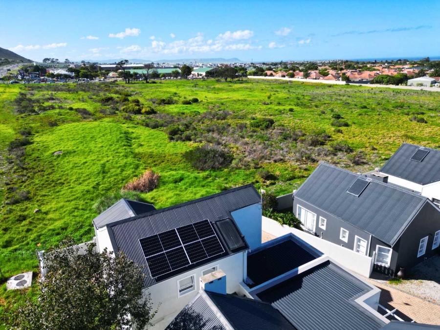 3 Bedroom Property for Sale in Sandbaai Western Cape